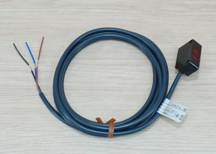 E3Z-R61, Mirror Reflection Photoelectric Switch 20-200 cm Detection Range (NPN, NO/NC)