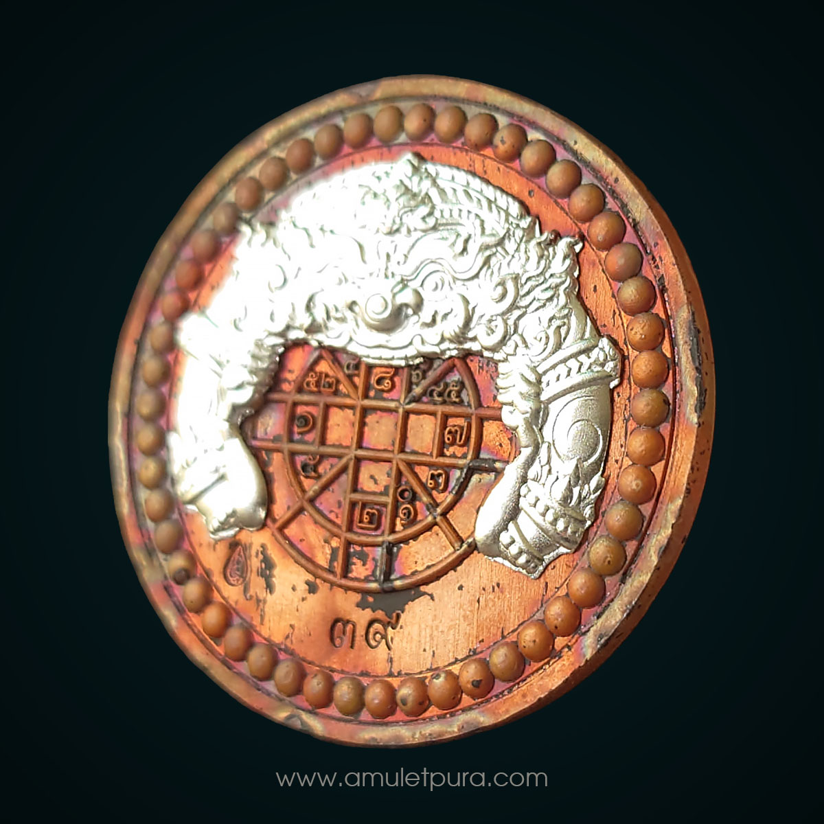 1 ใน 80 เหรียญ เหรียญพระปิดตาพังพระกาฬ (เนื้อตะปูสังฆวานร หน้ากากเงิน หลังราหูเงิน) รุ่นหนุนดวง ปี66 หลวงปู่อิ่ม วัดทุ่งนาใหม่ จ.นครศรีธรรมราช (มีโค้ด หมายเลขกำกับ)