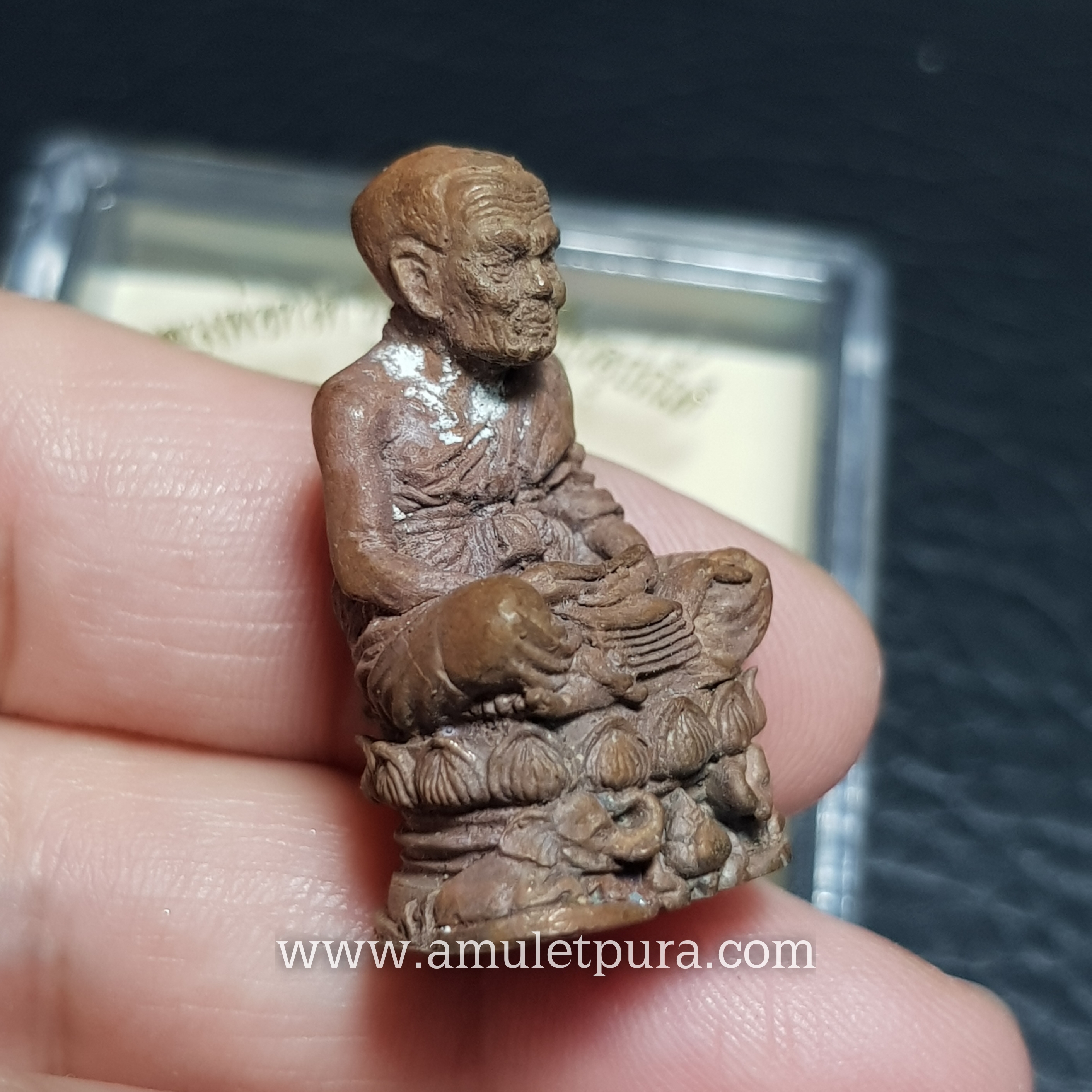 หลวงพ่อทวด(รูปหล่อลอยองค์บัวรอบ ฐานคชสาร เนื้อทองแดงเถื่อน)รุ่นพ่อท่านเขียวอุปถัมภ์(กลันตัน๕๔)ปี54 พ่อท่านเขียว วัดห้วยเงาะ จ.ปัตตานี(บรรจุกริ่ง ใต้ฐานตอกโค้ด หมายเลข1465)