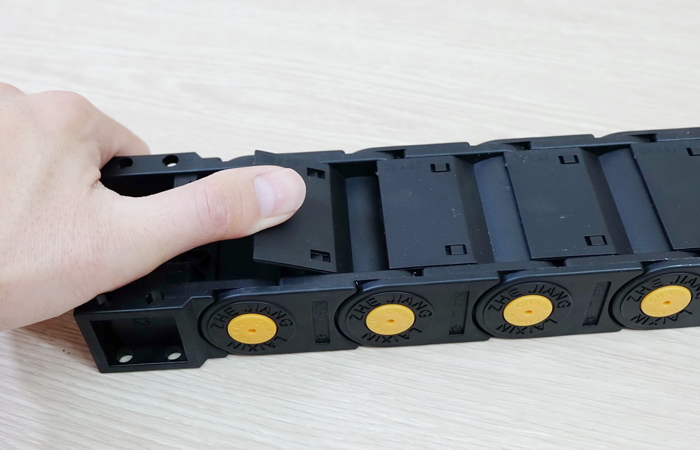 25 X 50 mm Cable Drag Chain R65mm ยาว 1M และ End Connectors (Fully-Enclosed)