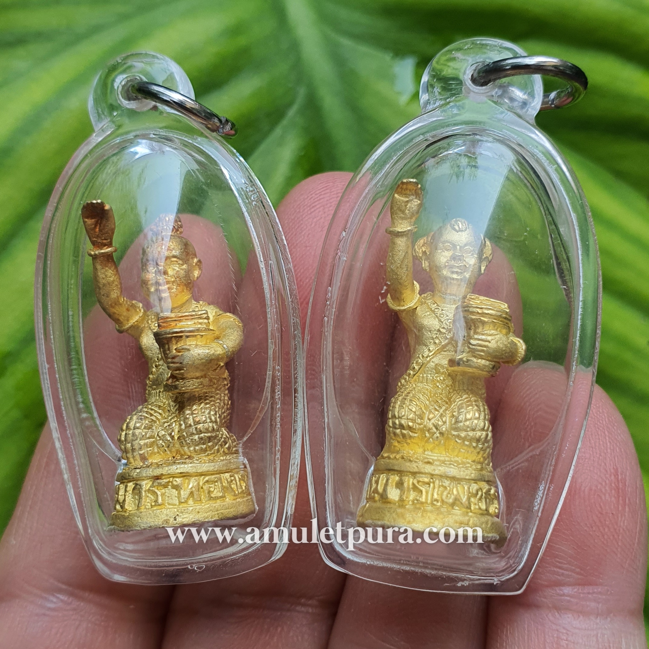 กุมารเพชรรับทรัพย์ รุ่นรับทรัพย์ (โลหะชุบทองปัดเงา) ปี45 หลวงปู่ชื่น วัดตาอี จ.บุรีรัมย์ (ใต้ฐาน ตอกโค้ด อุดผง ฝังตะกรุดเงิน พร้อมเลี่ยมกันน้ำ)