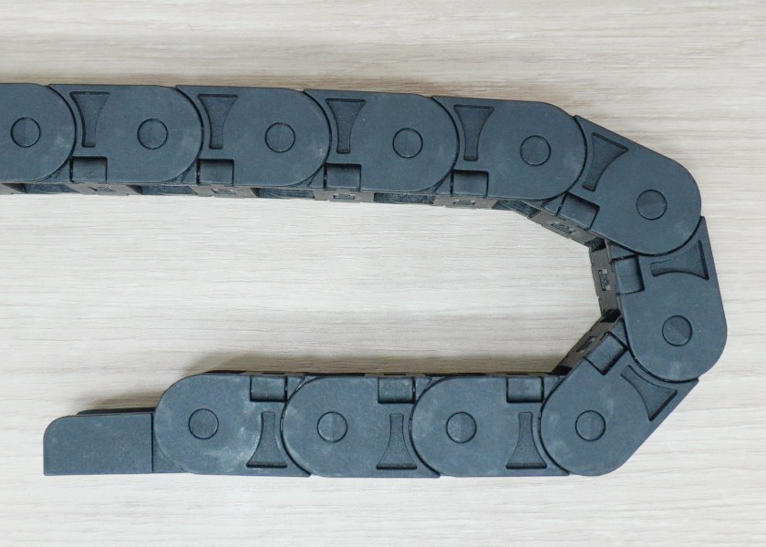 15 x 20 mm Cable Drag Chain R28mm ยาว 1M และ End Connectors 2รูยึด (Semi-Enclosed)
