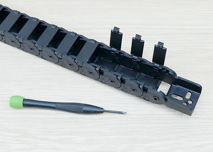 15 x 20 mm Cable Drag Chain R28mm ยาว 1M และ End Connectors (Semi-Enclosed)