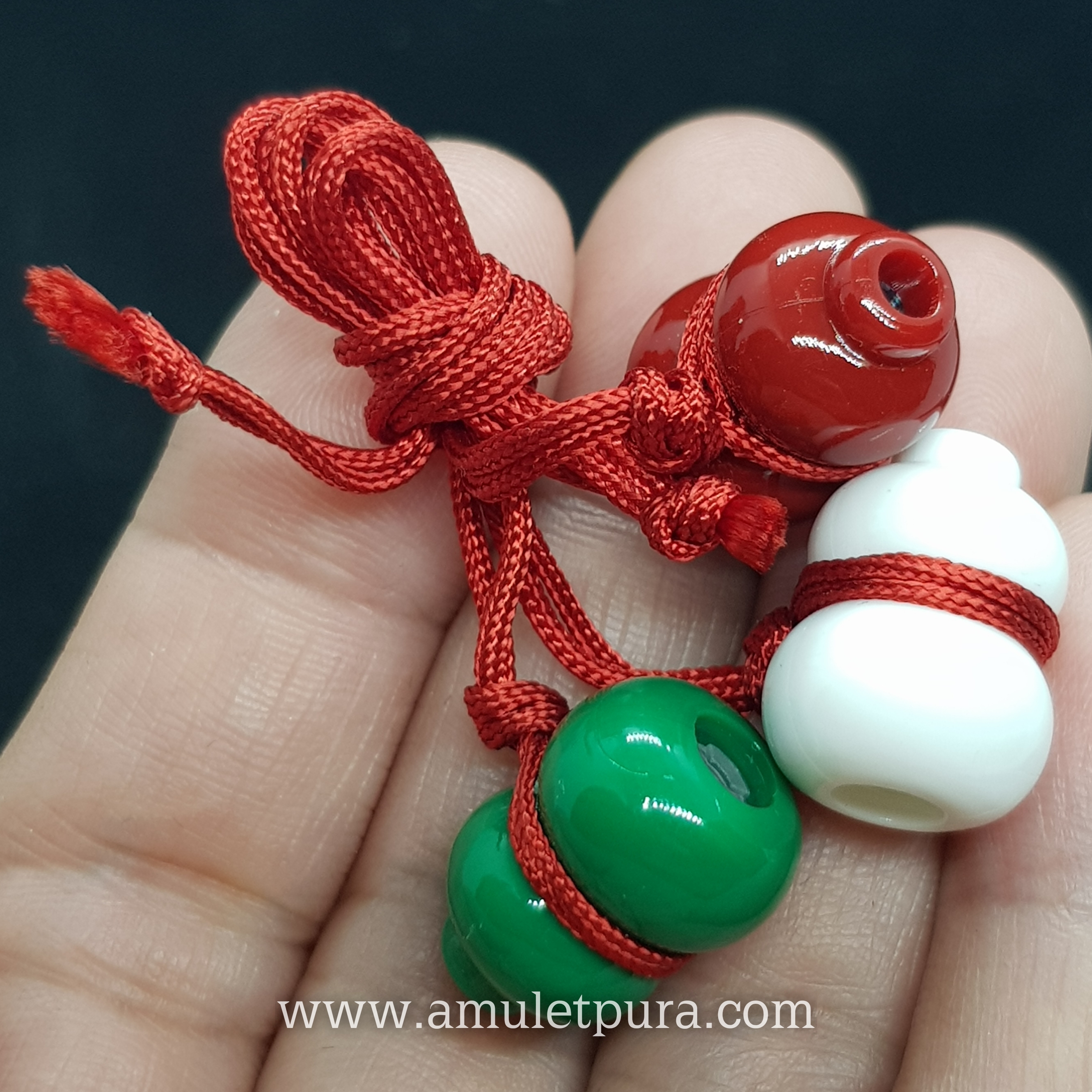 น้ำเต้าหลวงพ่อสด ครบชุด 3 สี (เขียว ขาว และแดง) รุ่น100ปี วัดปากน้ำ ภาษีเจริญ กรุงเทพฯ (ภายในมองผ่านเป็นภาพหลวงพ่อสด นั่งอยู่หน้าโต๊ะหมู่บูชา)