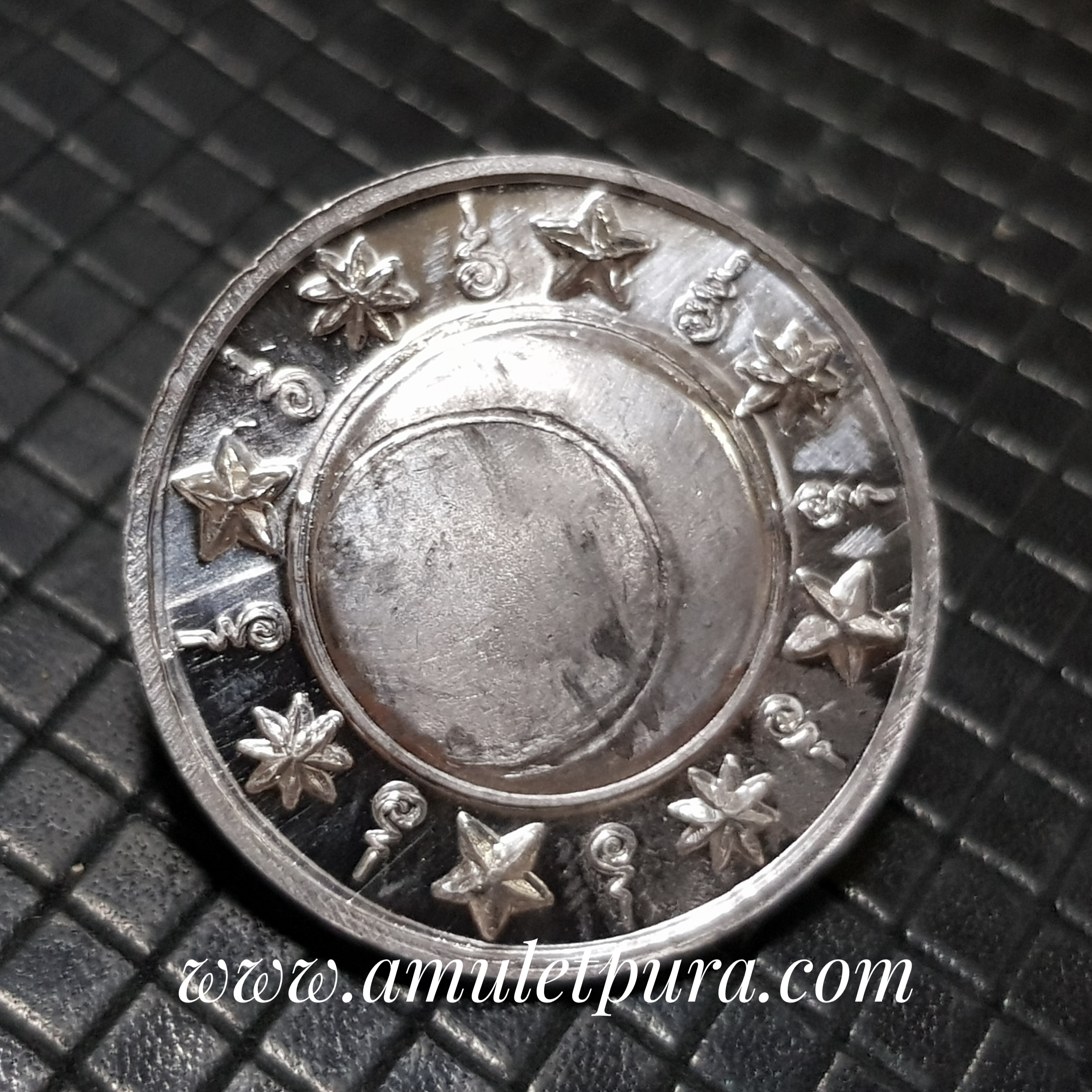 เหรียญหนุมานชิงชัย หลังพระจันทร์ยิ้ม(ตะกั่ว)รุ่นแรก หลวงพ่อเอิบ วัดซุ้มกระต่าย(หนองหม้อแกง)จ.ชัยนาท(ตอกโค้ด เหรียญที่ 2)