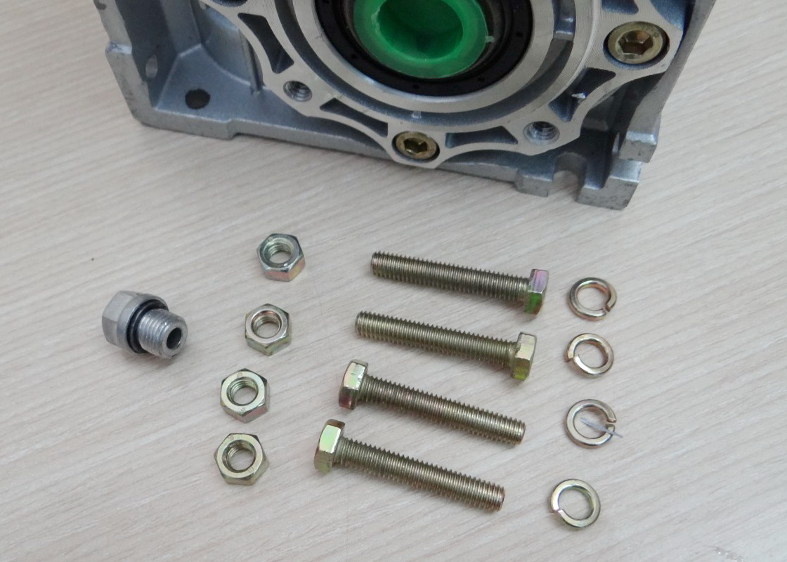 20:1 NMRV40 Worm Gearbox Speed Reducer for NEMA34 (shaft: input 14mm / Out 18mm)