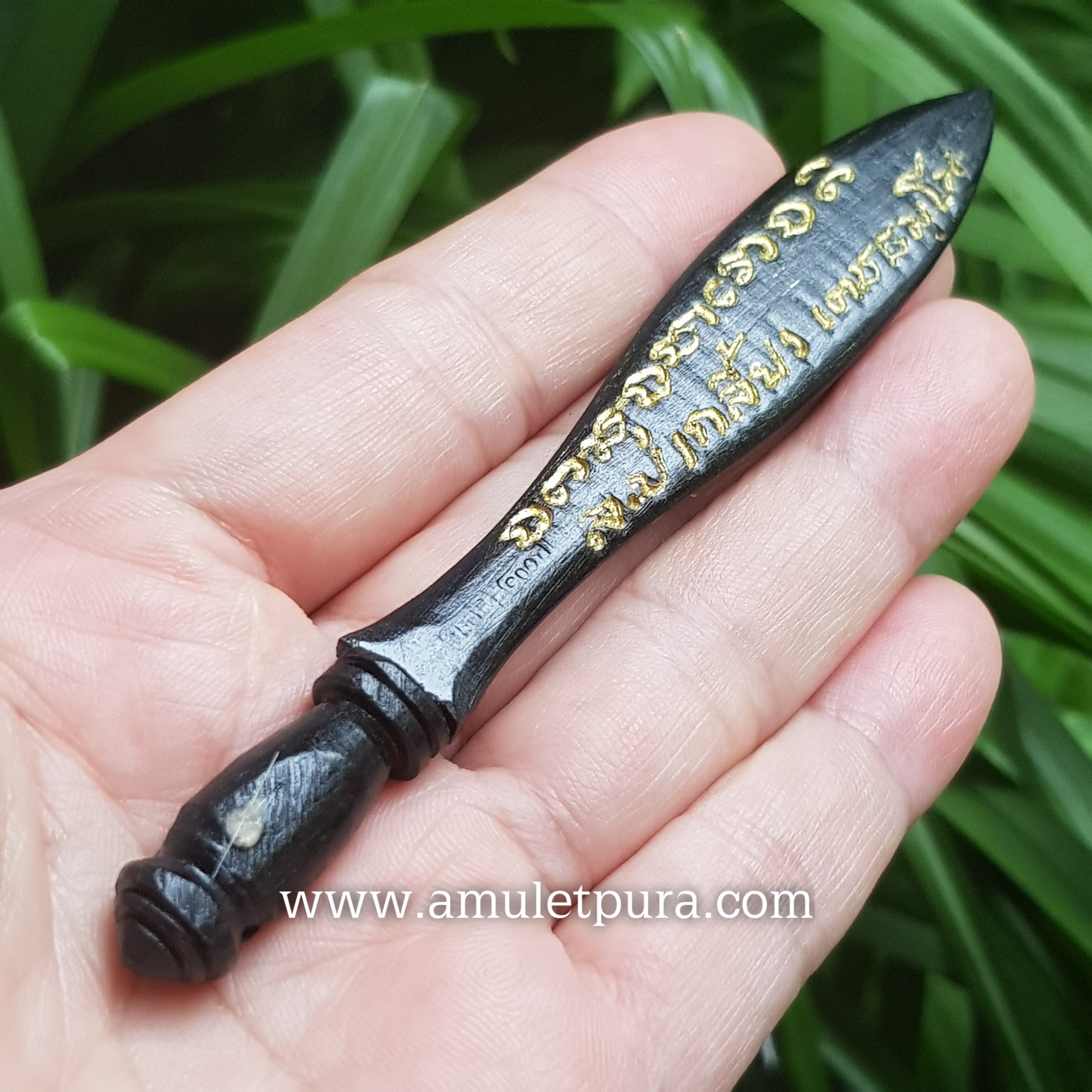 พระขรรค์กันภัย (เล็ก เนื้อไม้พญาดำดง) รุ่นมหามงคล 100 ปี หลวงปู่เกลี้ยง ปี50 วัดโนนแกด จ.ศรีสะเกษ (ด้ามอุดมวลสารพร้อมเกศา ตอกโค้ด สร้าง 99 เล่ม)