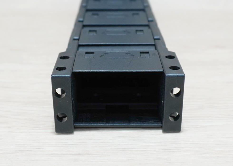 25 X 50 mm Cable Drag Chain R65mm ยาว 1M และ End Connectors (Fully-Enclosed)