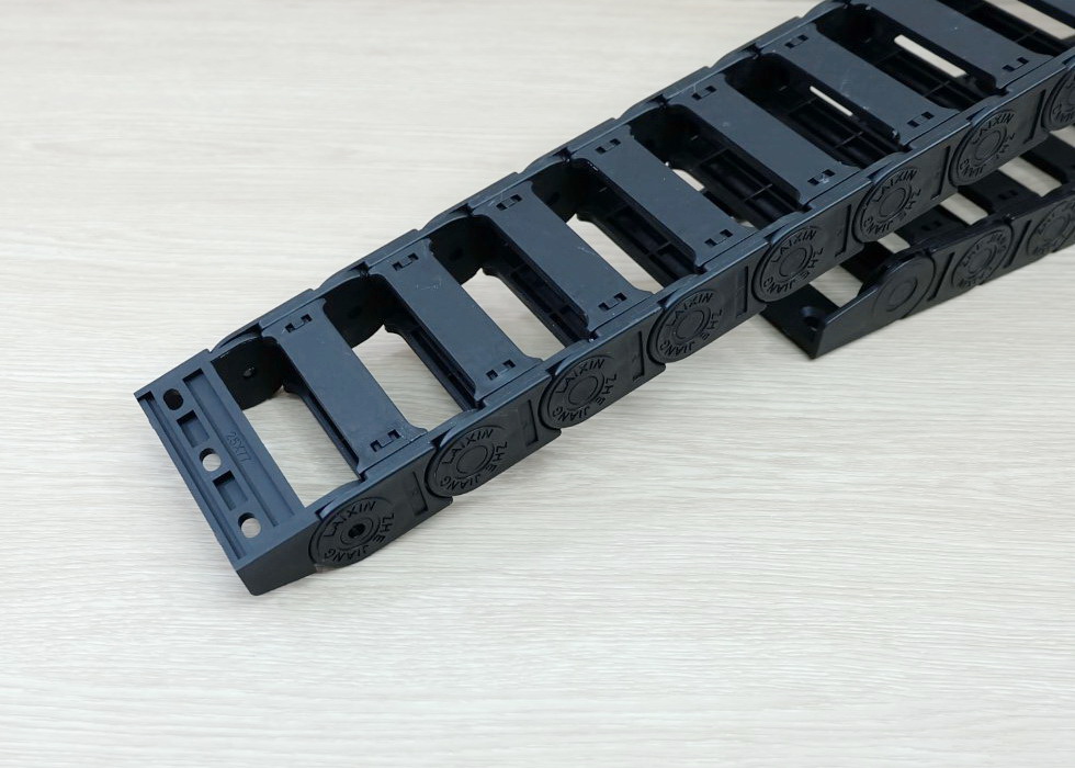 25 X 77 mm Cable Drag Chain R55mm ยาว 1M และ End Bridge Connectors (Bridge opening)