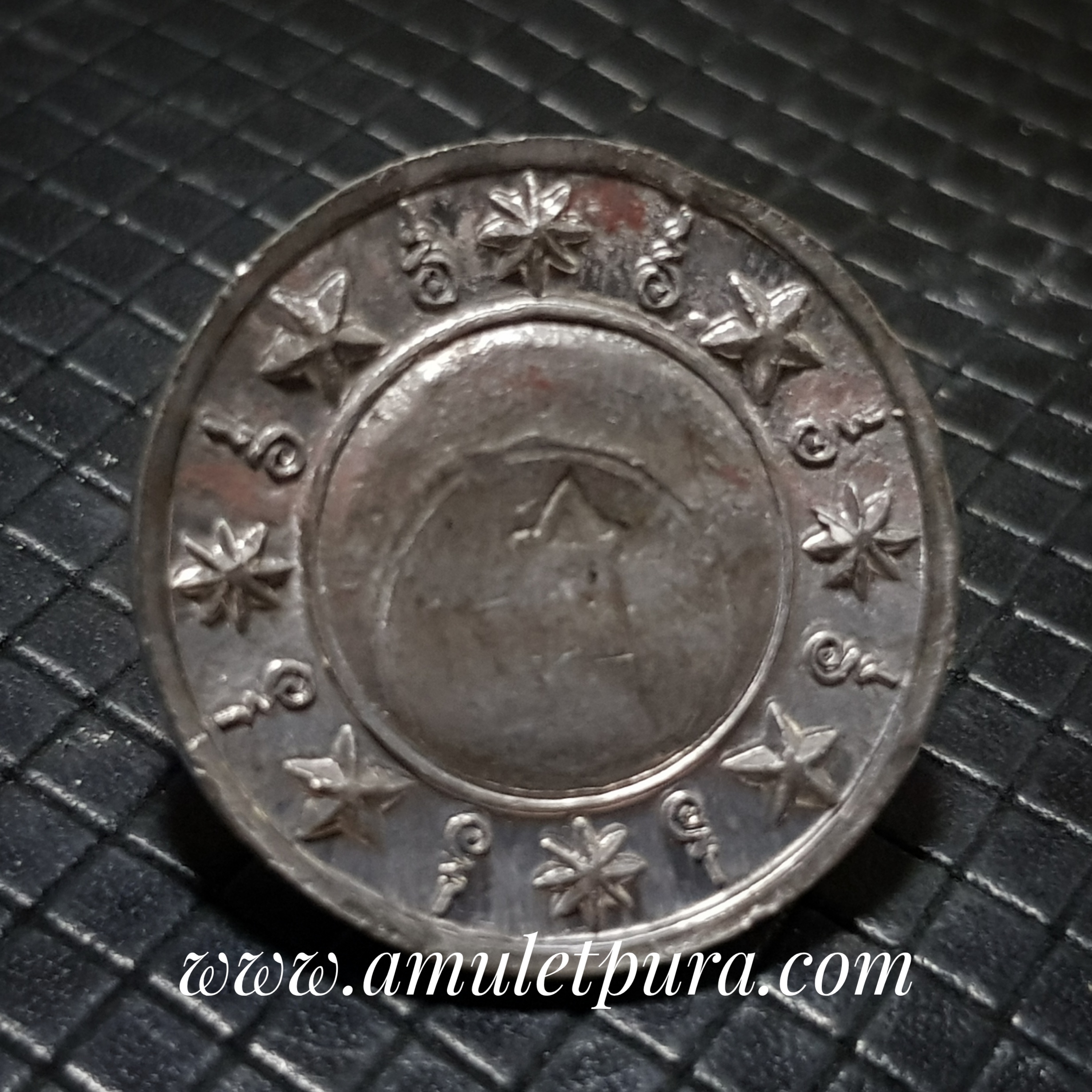 เหรียญหนุมานชิงชัย หลังพระจันทร์ยิ้ม(ตะกั่ว)รุ่นแรก หลวงพ่อเอิบ วัดซุ้มกระต่าย(หนองหม้อแกง)จ.ชัยนาท(ตอกโค้ด เหรียญที่ 2)