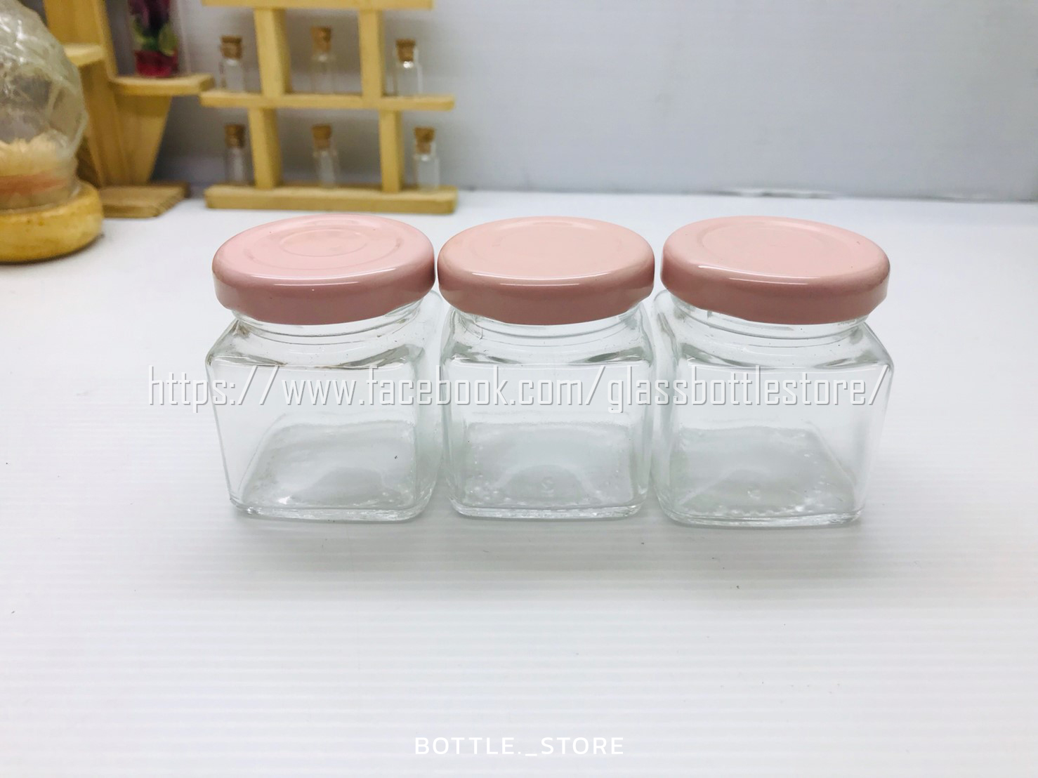 ขวดแก้ว สี่เหลี่ยม 50ml ฝาเกลียวล็อคสีชมพู
