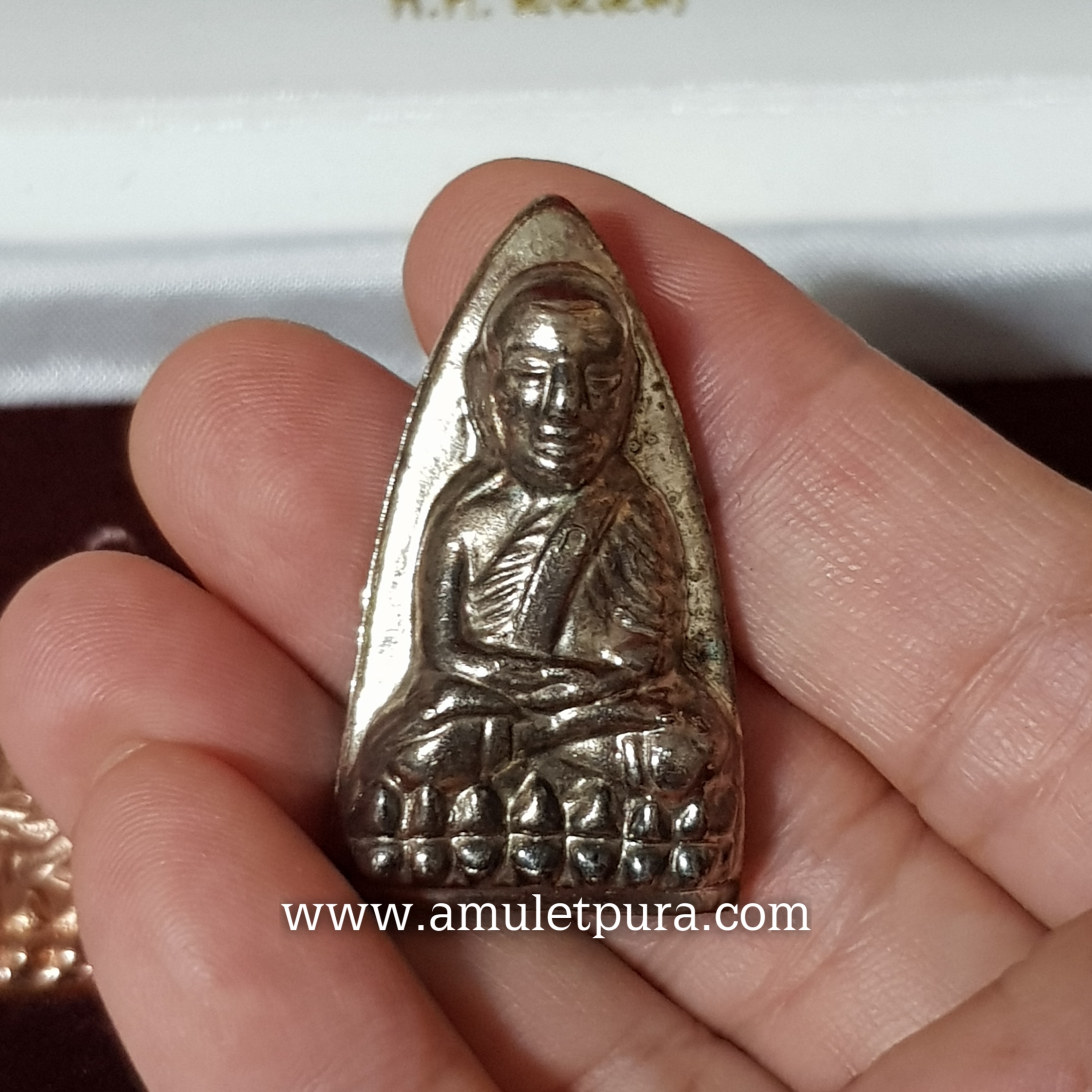 หลวงปู่ทวดเตารีดหลังรางปืน ชุดกรรมการพระเจ้า 5 พระองค์ รุ่นกันภัย53 ลังกาสุกะ พระอาจารย์แดง วัดไร่บางตาวา จ.ปัตตานี(ก ตอกโค้ดพิเศษ หมายเลข 358)