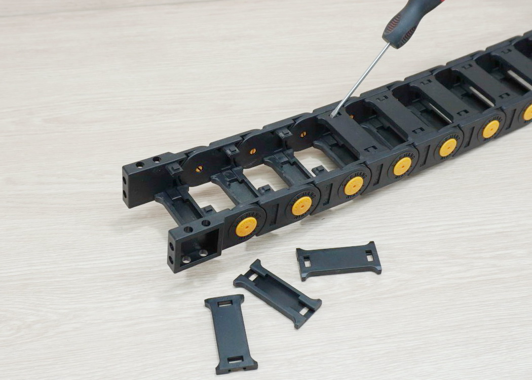 20 X 57 mm Cable Drag Chain R55mm ยาว 1M และ End Connectors (Bridge opening)