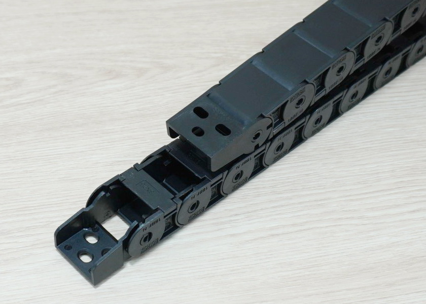 18 x 25 mm Cable Drag Chain R38mm ยาว 1M และ End Connectors (Semi-Enclosed)