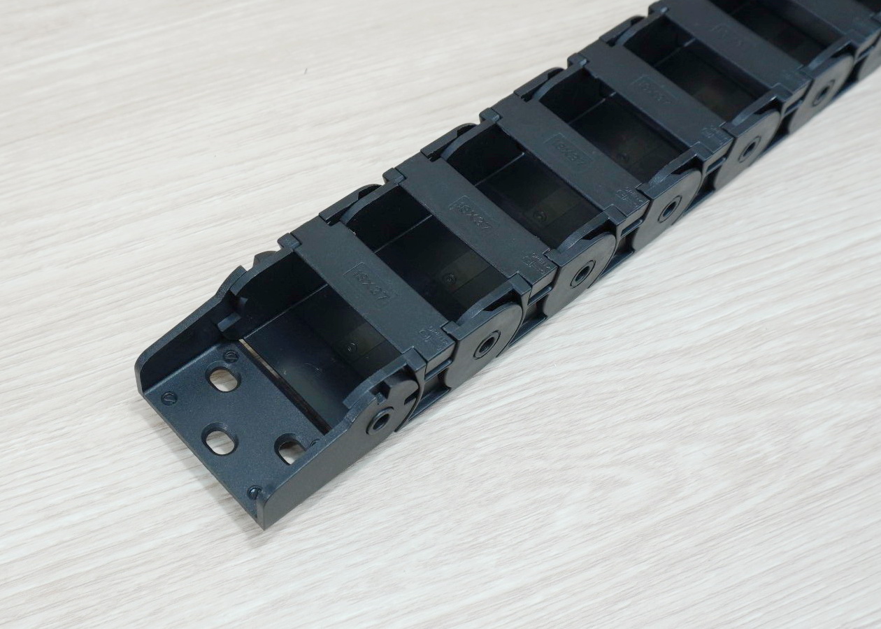 18 x 37 mm Cable Drag Chain R38mm ยาว 1M และ End Connectors (Semi-Enclosed)