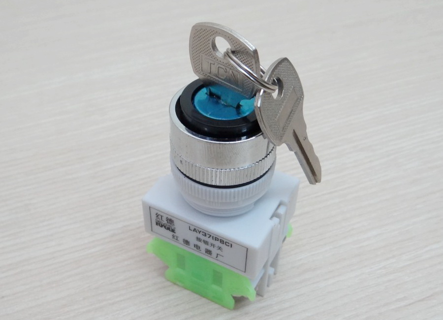 LAY37-20Y3 Rotary Switch + key 3 position 10A Flush NO-OFF-NO 22mm (Self-lock)