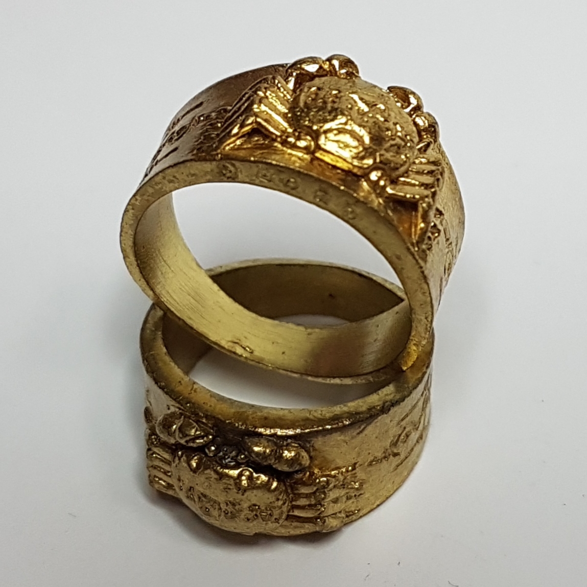 แหวนมอญ ปูหนีบทรัพย์ (ทองระฆัง) ปี55 หลวงปู่นิ่ม วัดพุทธมงคล จ.สุพรรณบุรี (มีโค้ด หมายเลขกำกับ)