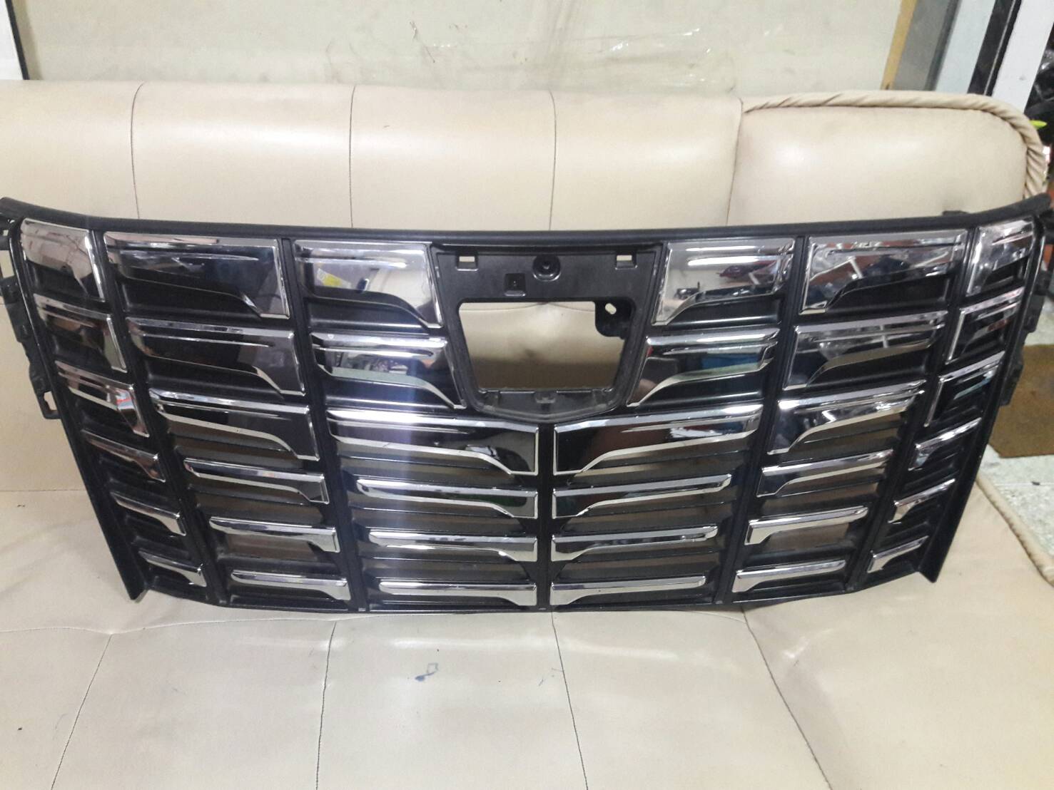 หน้ากระจัง TOYOTA VELLFIRE (เวลฟลาย) 2011