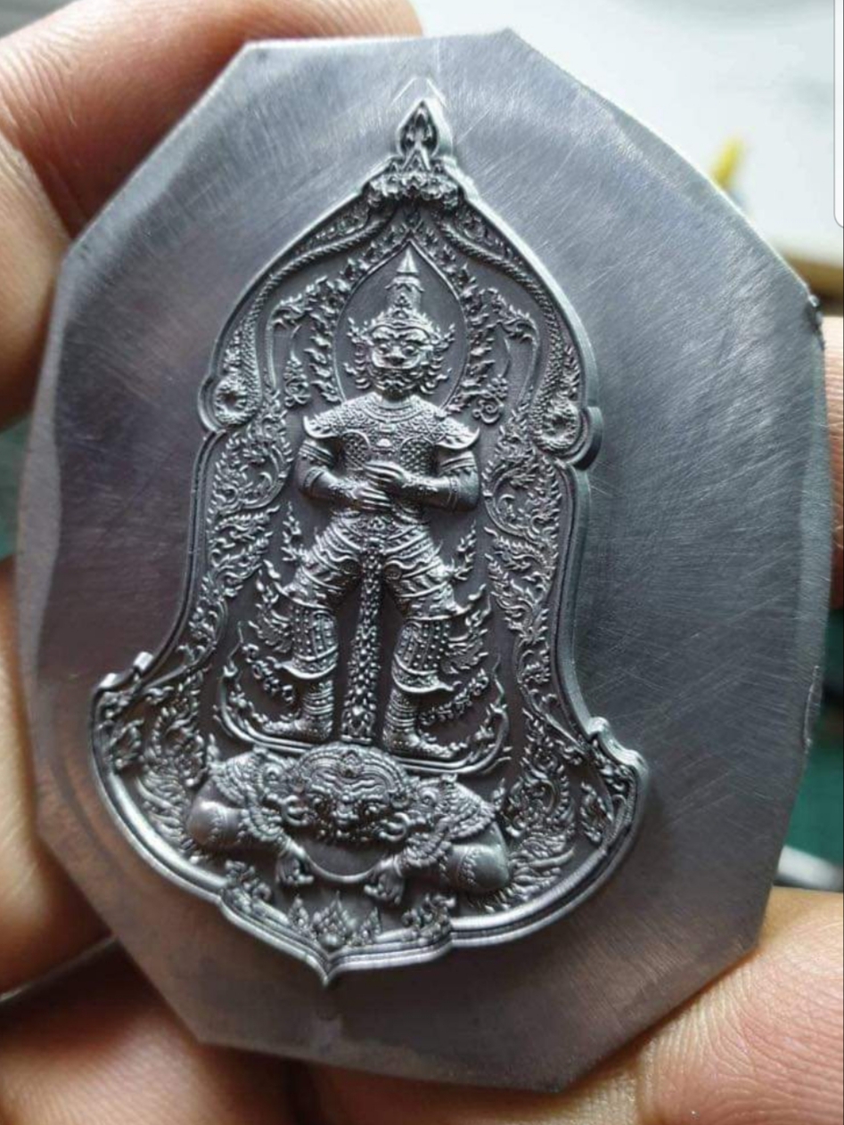 1 ใน 200 เหรียญ เหรียญท้าวเวสสุวรรณหลังพญาครุฑ เนื้อทองสัตตะลงยาสีฟ้า รุ่นเศรษฐีรวยทันใจ ปี64 หลวงพ่อพัฒน์ วัดห้วยด้วน จ.นครสวรรค์ (มีโค้ด หมายเลข11)