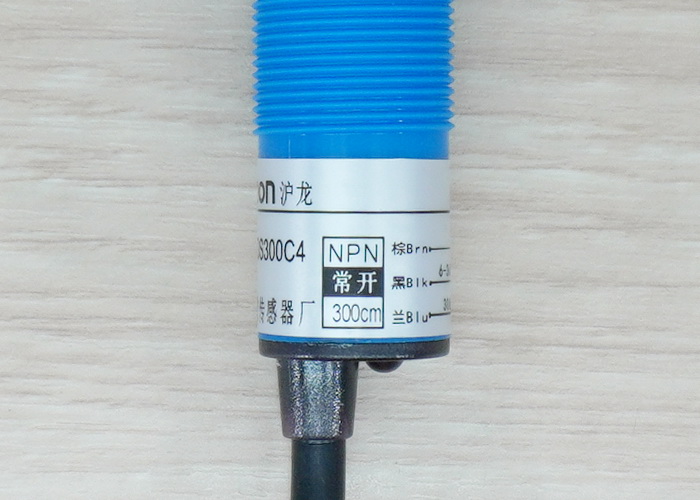 E3F-DS300C4 Infrared Photoelectric Sensor 10-300cm Detection Range Adjust (NPN, NO)