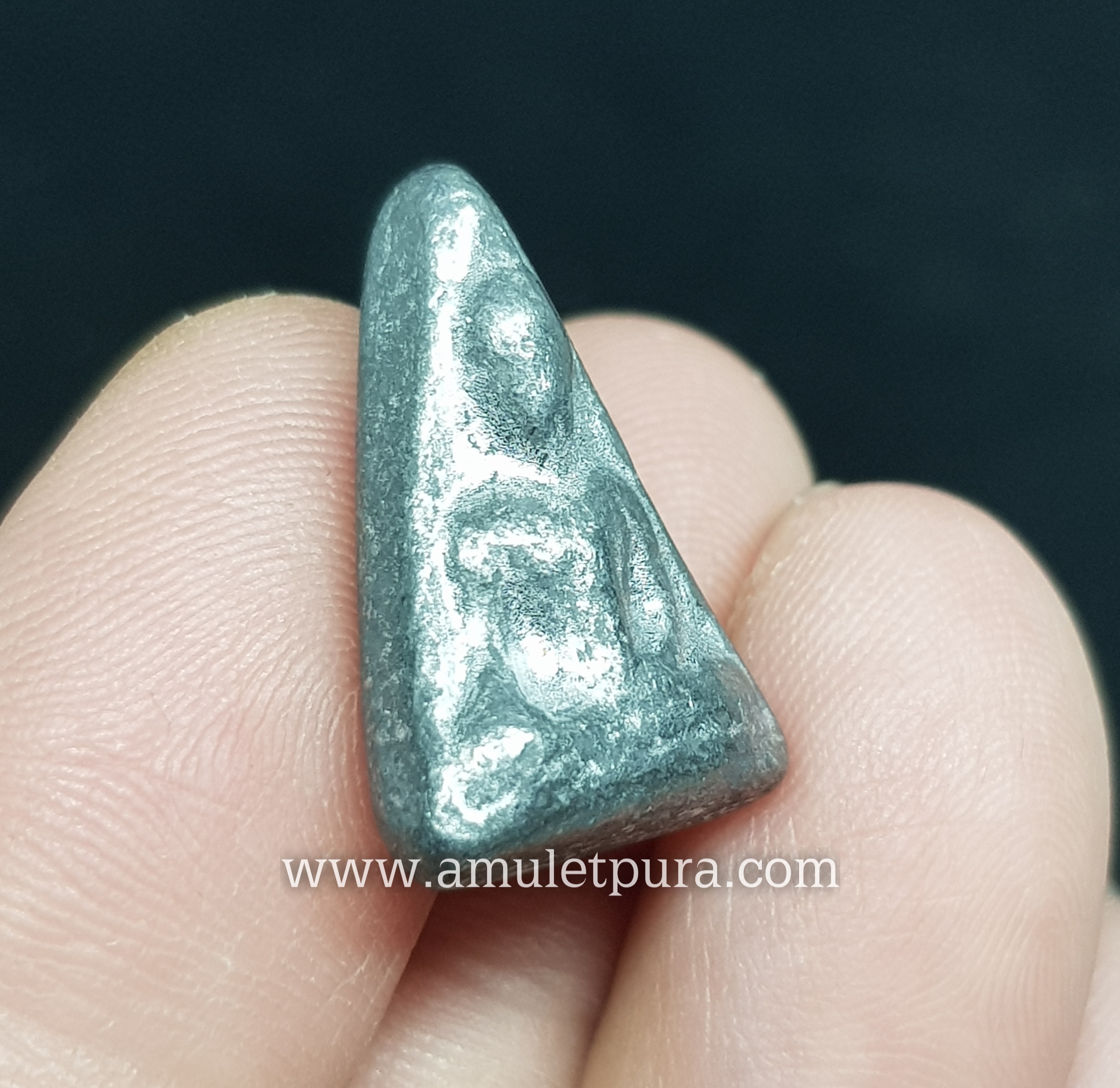 พระนางพญา (เนื้อชินตะกั่ว) ปี2515 หลวงปู่เอี่ยม วัดโคนอน ภาษีเจริญ กรุงเทพฯ (หลังตอกโค้ด)