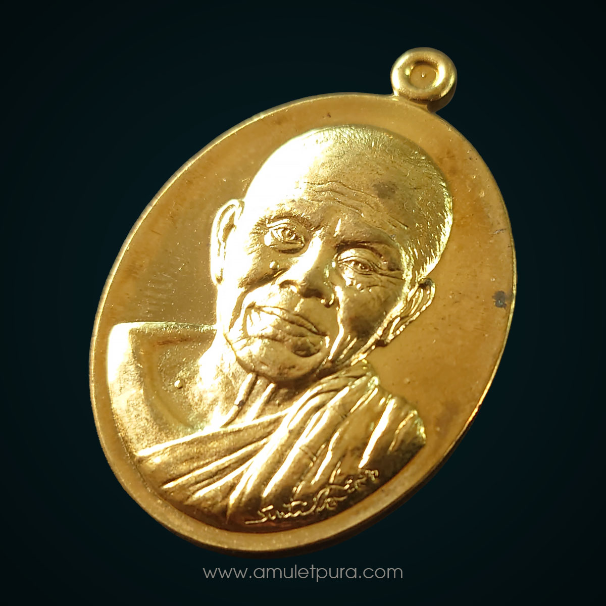 เหรียญรูปเหมือนปั้มหลวงพ่อคูณ รุ่นบารมี90 เนื้อทองสัตตะ ปี56 วัดบ้านไร่ จ.นครราชสีมา (ตอกโค้ด หมายเลข 2082) ออกแบบโดย อ.สันติ พิเชษฐ์ชัยกุล ศิลปินประติมากรเอกระดับโลก