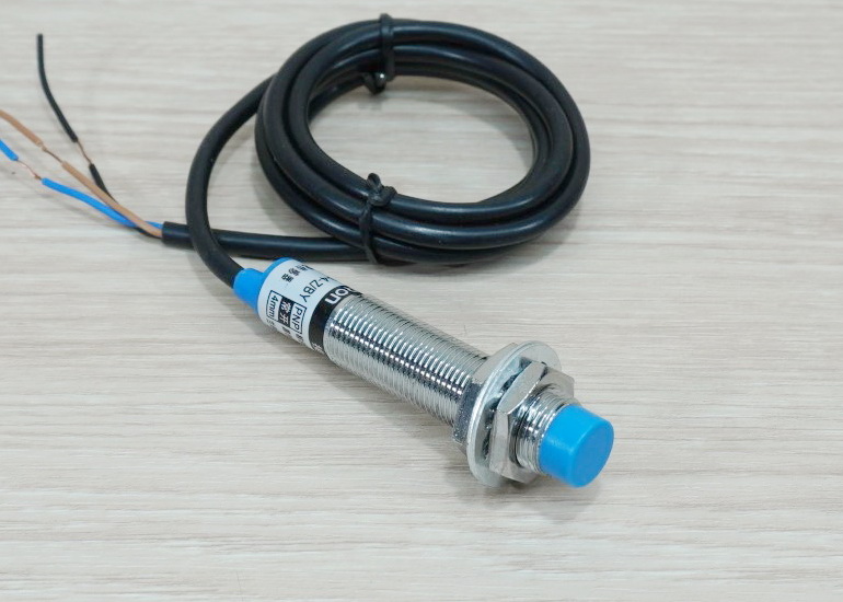 LJ12A3-4-Z/BY (PNP, NO ระยะ 4mm) 6-36V DC Inductive Proximity Sensor