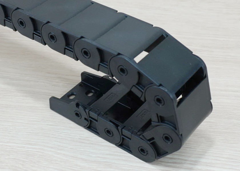 18 x 37 mm Cable Drag Chain R38mm ยาว 1M และ End Connectors (Semi-Enclosed)