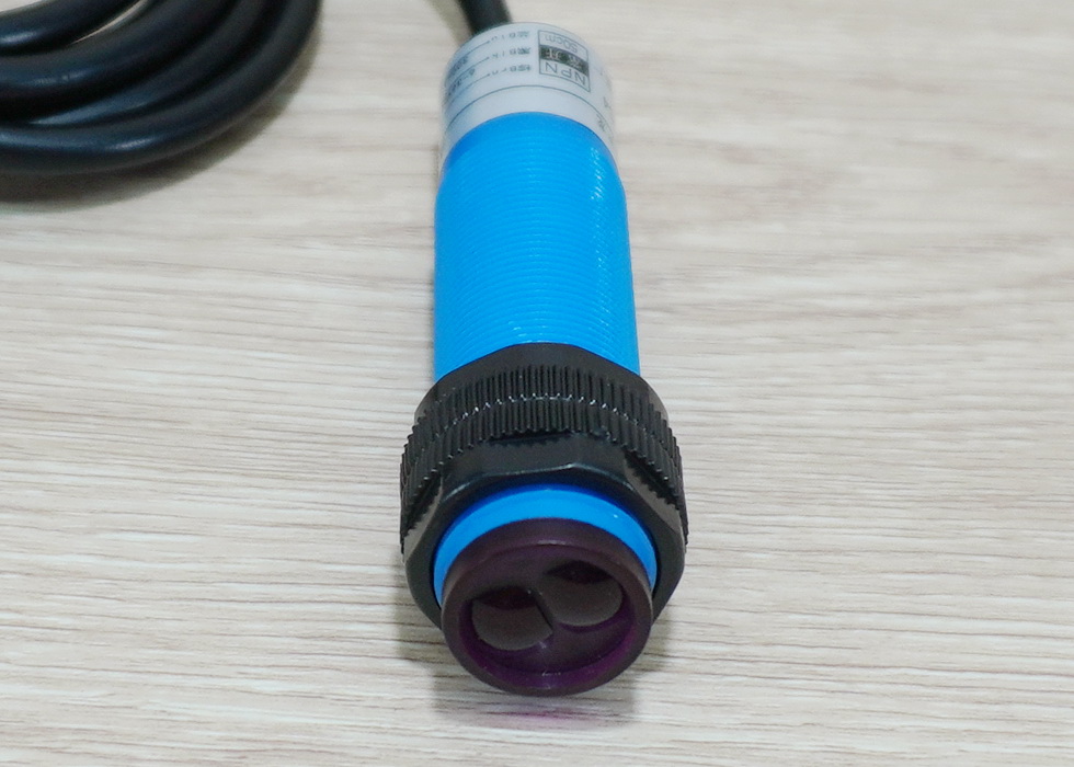 E3F-DS50C4 Infrared Photoelectric Sensor 10-50cm Detection Range Adjust (NPN, NO)