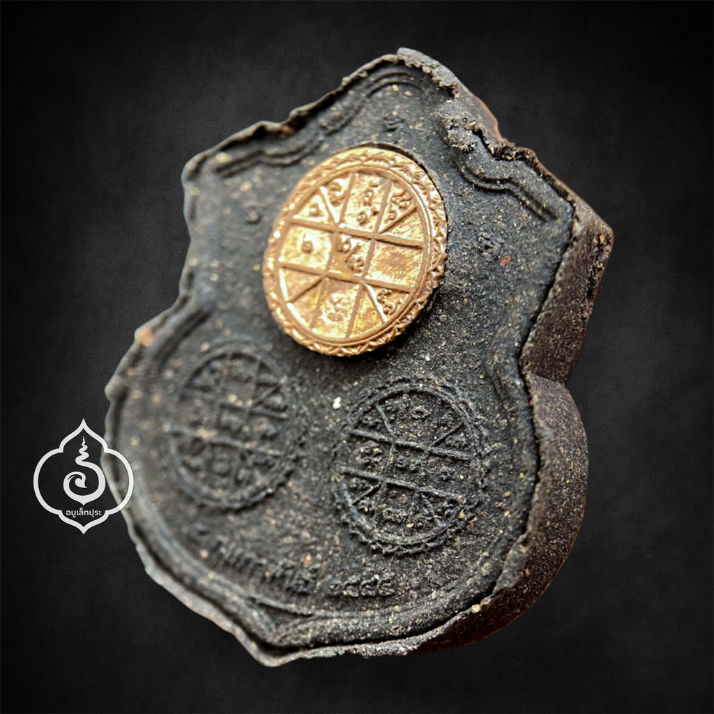 พระนารายณ์ทรงครุฑประทับยืนบนพระราหู รุ่นแรก (เนื้อผงพุทธคุณ กะลาตาเดียว ดินกากยายักษ์ หลังยันต์ดวงเมืองทองแดง) ปี45 เจ้าคุณธงชัย วัดไตรมิตรวิทยาราม กรุงเทพฯ