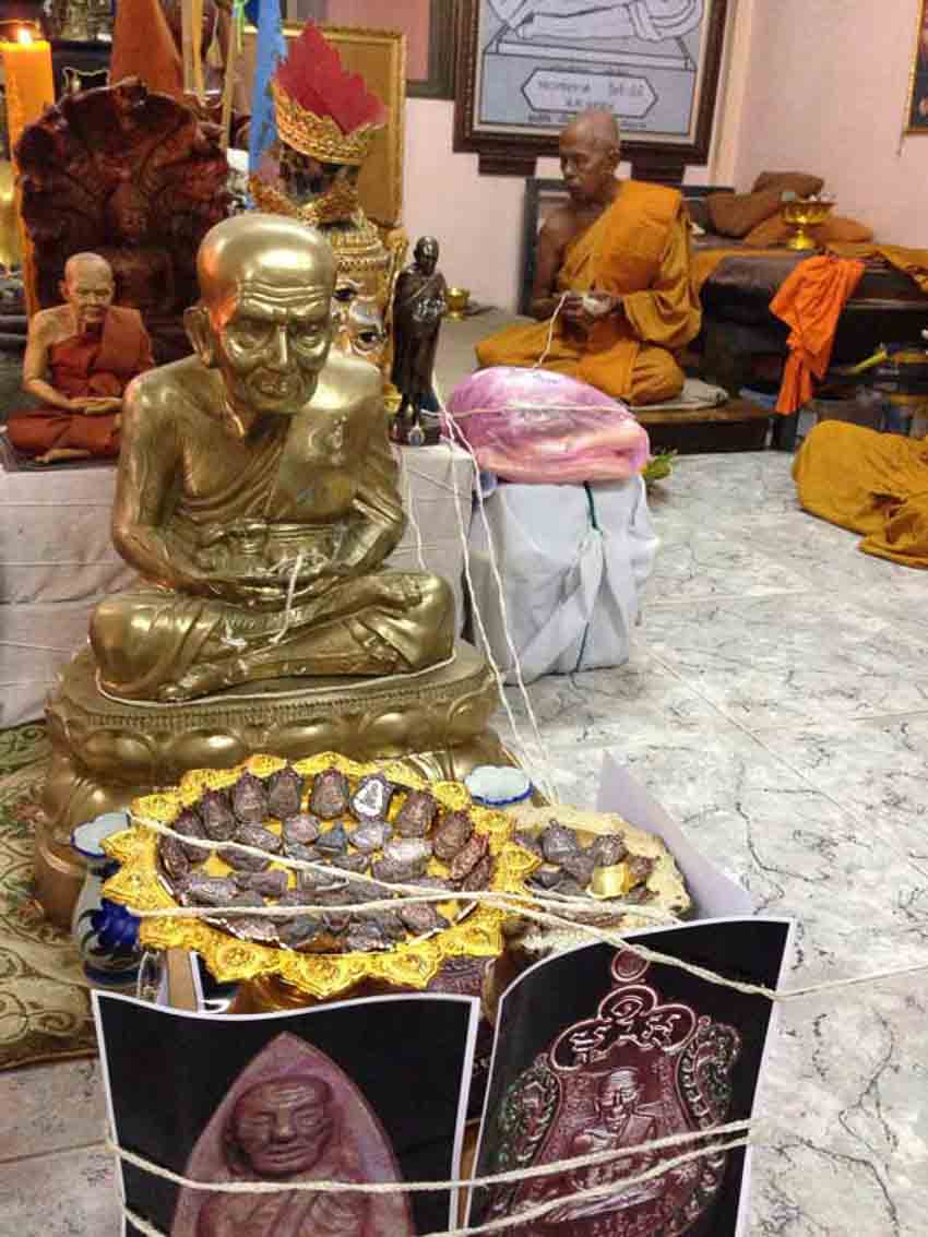 1 ใน 599 เหรียญเสมาหน้าเลื่อนหลวงพ่อทวดหลังพ่อท่านเขียว (เนื้อนวโลหะ หน้าทองขาว ซุ้มทองขาว) รุ่นสร้างบารมี ปี57 พ่อท่านเขียว วัดห้วยเงาะ จ.ปัตตานี (3 โค้ด หมายเลข 68)