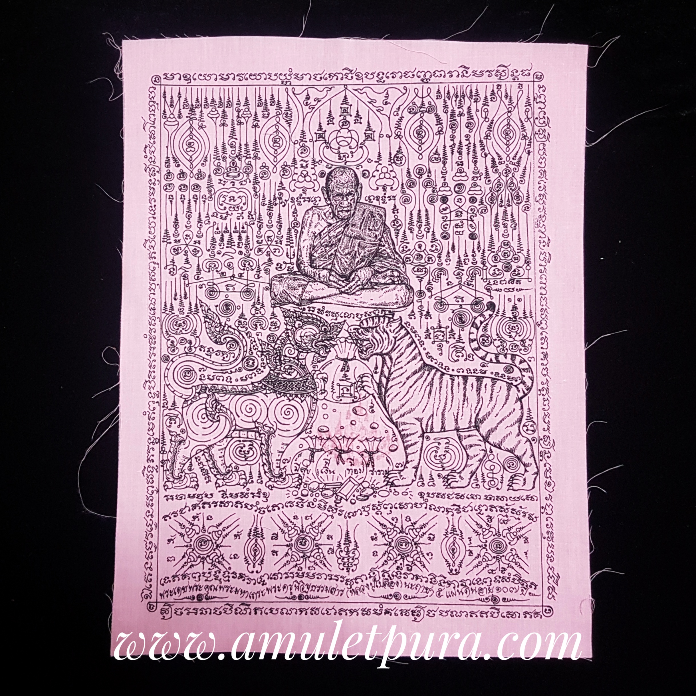 ผ้ายันต์สิงห์ป้อนเหยื่อ เสือคาบเงิน(ชมพู)หลวงปู่เปลื้อง วัดลาดยาว จ.นครสวรรค์