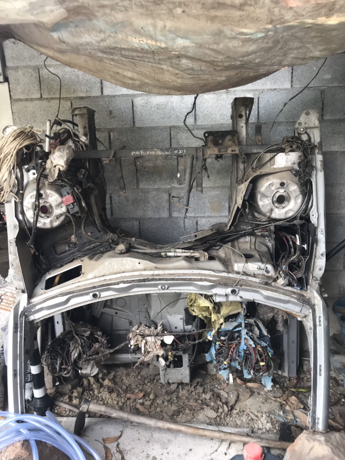 ตัดหัว BENZ W203 เหลือแต่โครงได้ซุ้มล้อ L+R (ซ้าย+ขวา)