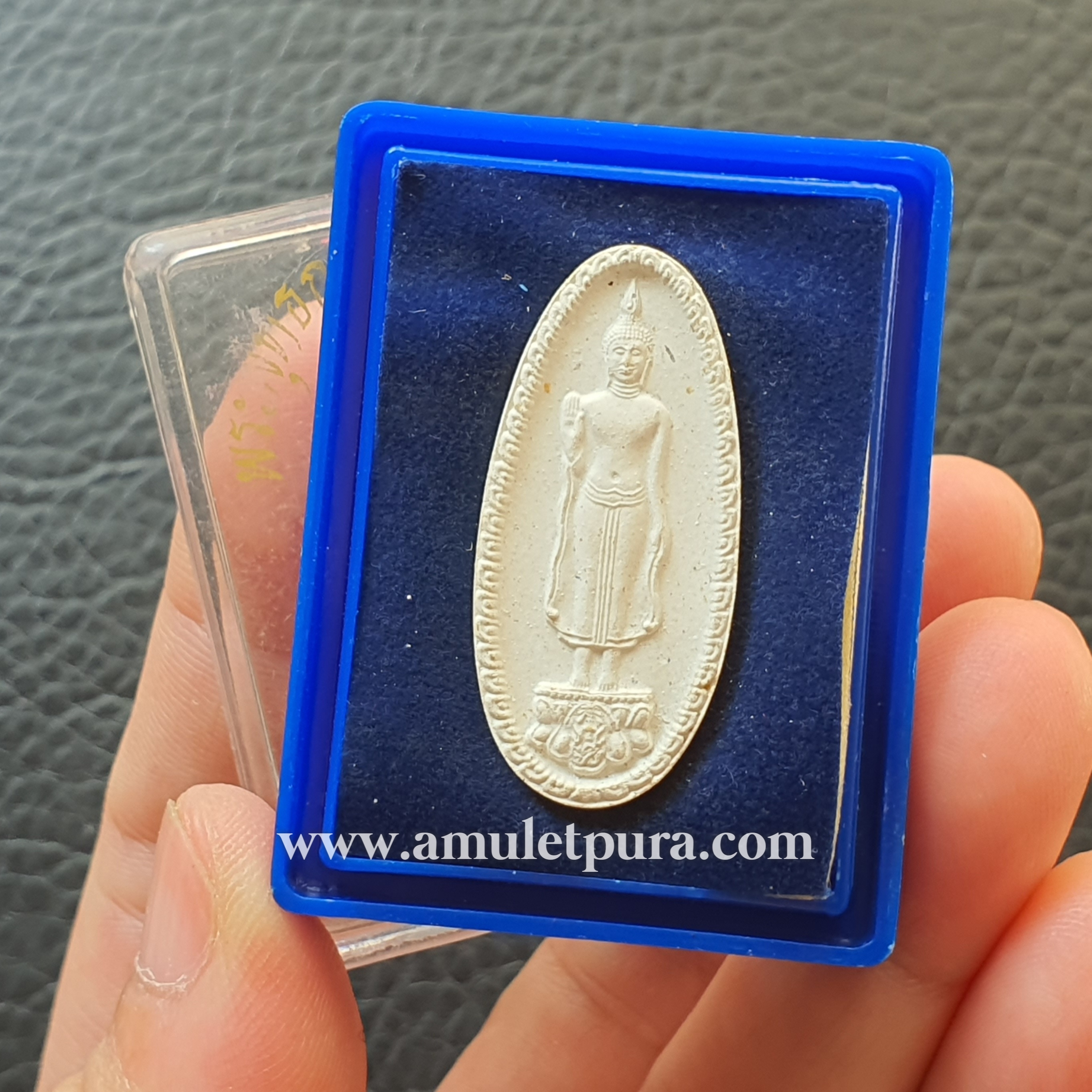 พระพุทธกาญจนพรสยามภูมิ ภปร พระพุทธรูปประจำวันเกิดพระบาทสมเด็จพระเจ้าอยู่หัว สร้างในวโรกาศทรงครองสิริราชสมบัติ 50 (เนื้อผงทรงเม็ดขนุน) ปี39 โดยวิทยาลัยป้องกันราชอาณาจักร (วปอ.)