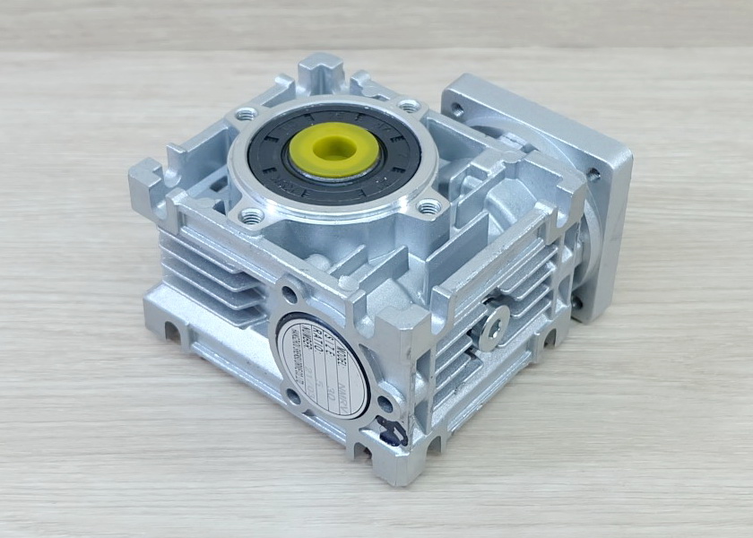 5:1 NMRV30 Worm Gearbox Speed Reducer for NEMA23 (shaft: input 8mm / Out 14mm)