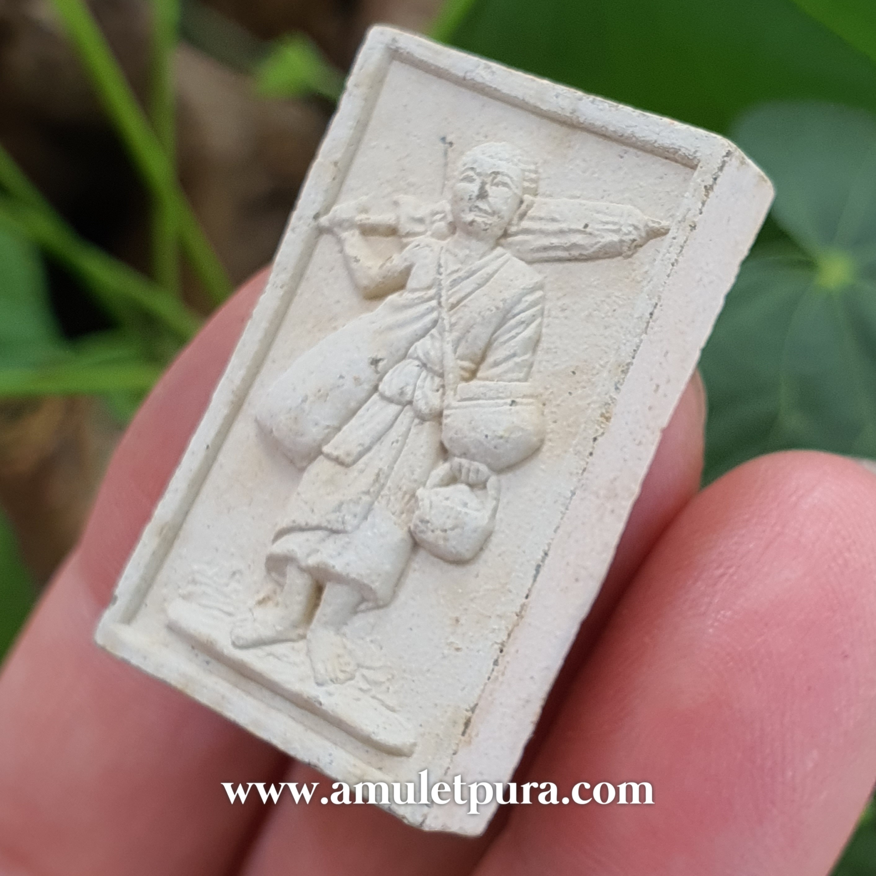 พระสีวลี(เนื้อผงว่านพิมพ์สี่เหลี่ยม)รุ่นแรก รุ่นชนะจน ปี55 พ่อท่านพรหม วัดพลานุภาพ จ.ปัตตานี(ฝังเม็ดโค้ด พลอยเสกพระสีวลี ยิงเลเซอร์หมายเลขที่ขอบด้านล่างหมายเลข2599)