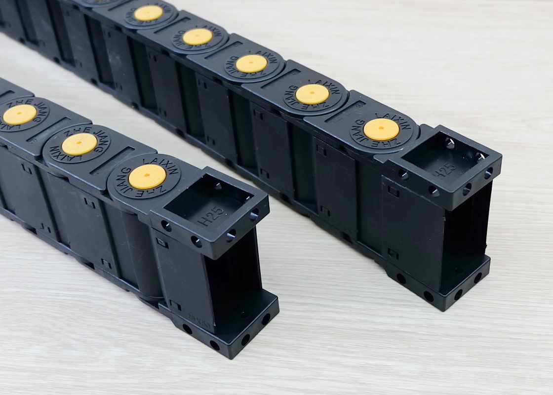 25 X 50 mm Cable Drag Chain R65mm ยาว 1M และ End Connectors (Fully-Enclosed)