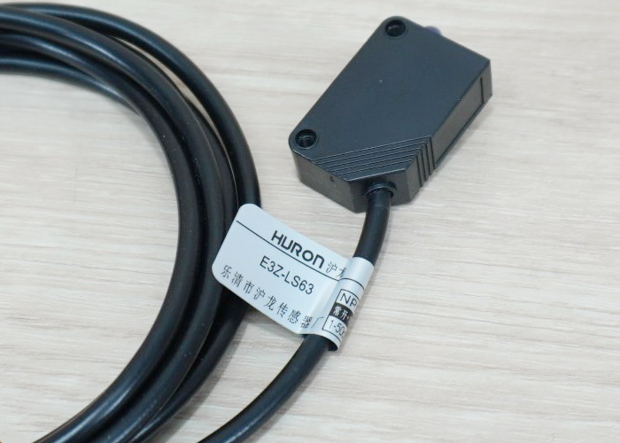 E3Z-LS63, Diffuse Photoelectric Switch 1-50 cm Detection Range (NPN, NO/NC)