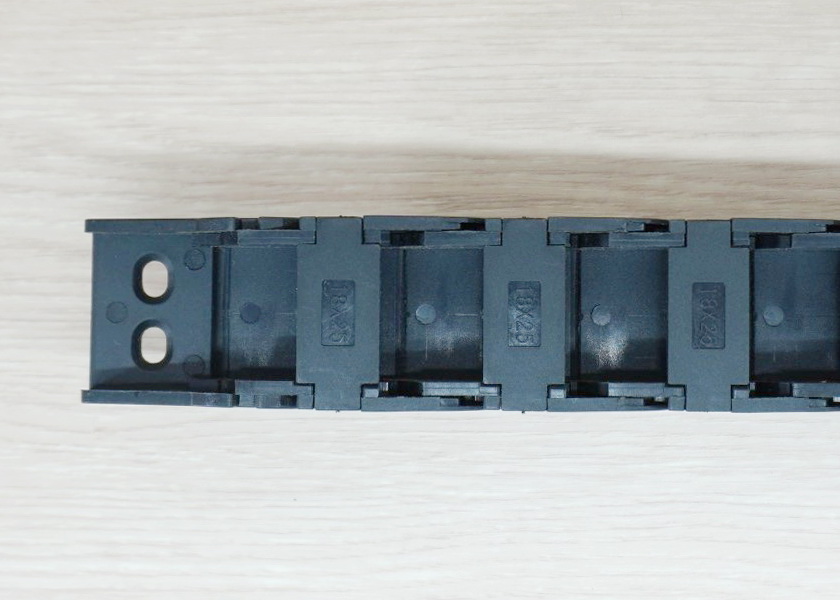 18 X 25 mm Cable Drag Chain R38mm ยาว 1M และ End Connectors 2-รูยึด (Semi-Enclosed)