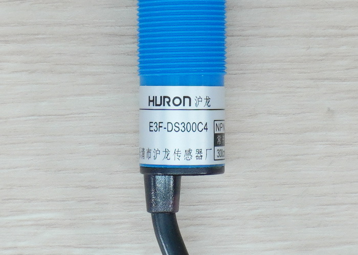 E3F-DS300C4 Infrared Photoelectric Sensor 10-300cm Detection Range Adjust (NPN, NO)