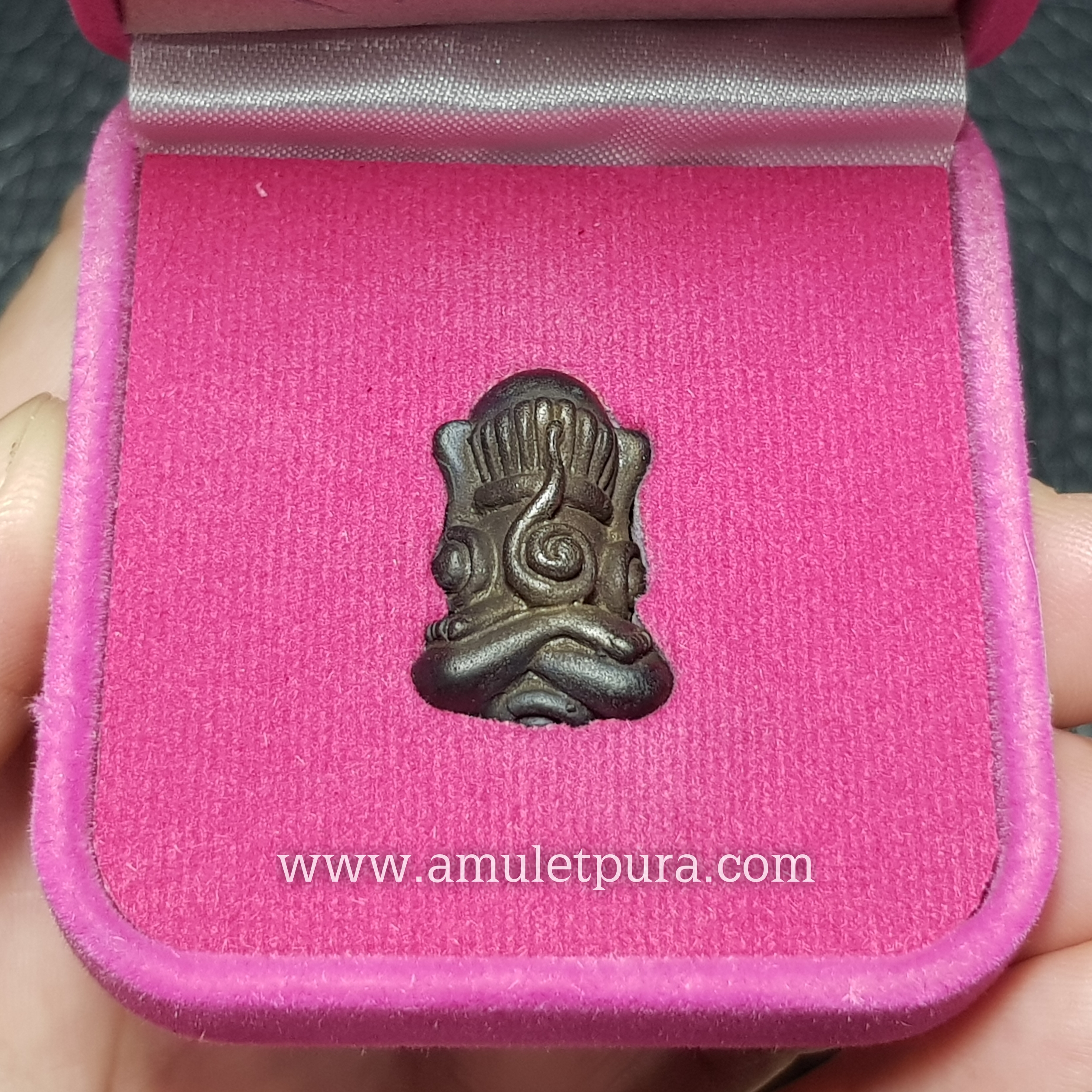 พระปิดตาแร่บางม่วง (เนื้อเมฆสิทธิ์) รุ่นแรก งานปิดทองฝังลูกนิมิต ปี53 หลวงปู่ทองย้อย วัดอัมพวัน จ.นนทบุรี (มีโค้ด)