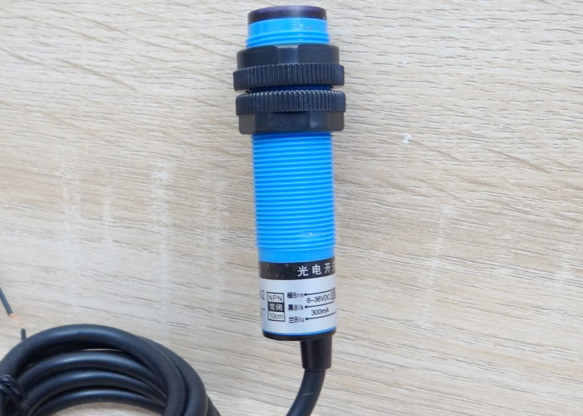 E3F-DS10N2 Infrared Photoelectric Sensor 0-10cm Detection Range (NPN, NC)