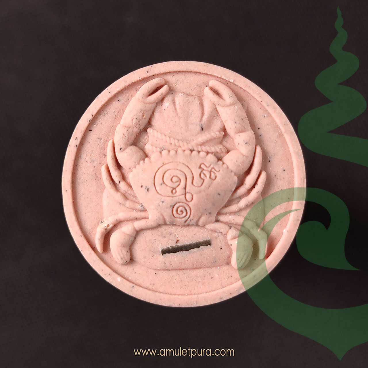 พญาปูหนีบทรัพย์ตุ้มหูยายซิ้ม ฉลองอายุ 90 ปี หลวงปู่นิ่ม ปี60 วัดพุทธมงคล จ.สุพรรณบุรี (เนื้อผงสีชมพู ฝังตะกรุดเงิน 1 ดอก โค้ดหมึก)