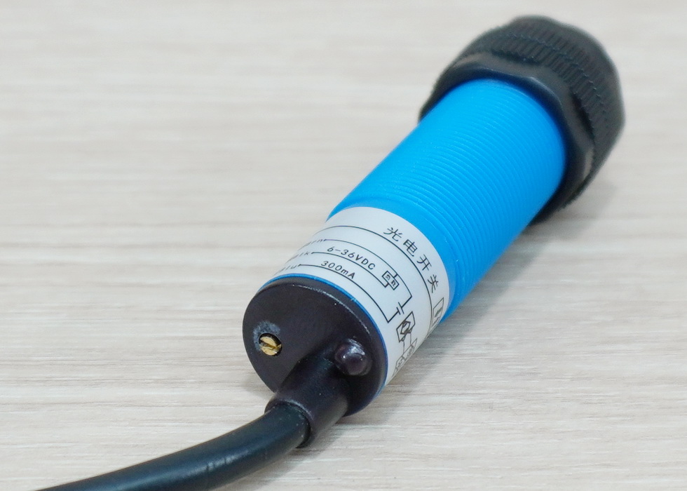 E3F-DS300C4 Infrared Photoelectric Sensor 10-300cm Detection Range Adjust (NPN, NO)