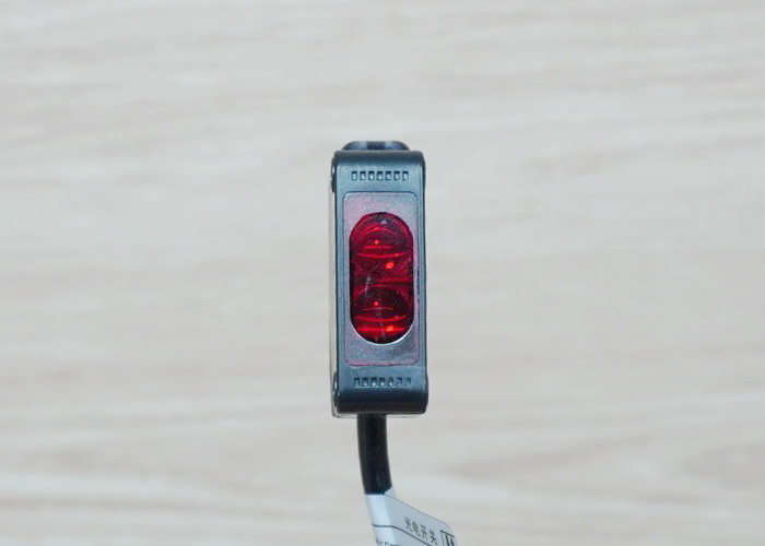 E3Z-LS63, Diffuse Photoelectric Switch 1-50 cm Detection Range (NPN, NO/NC)