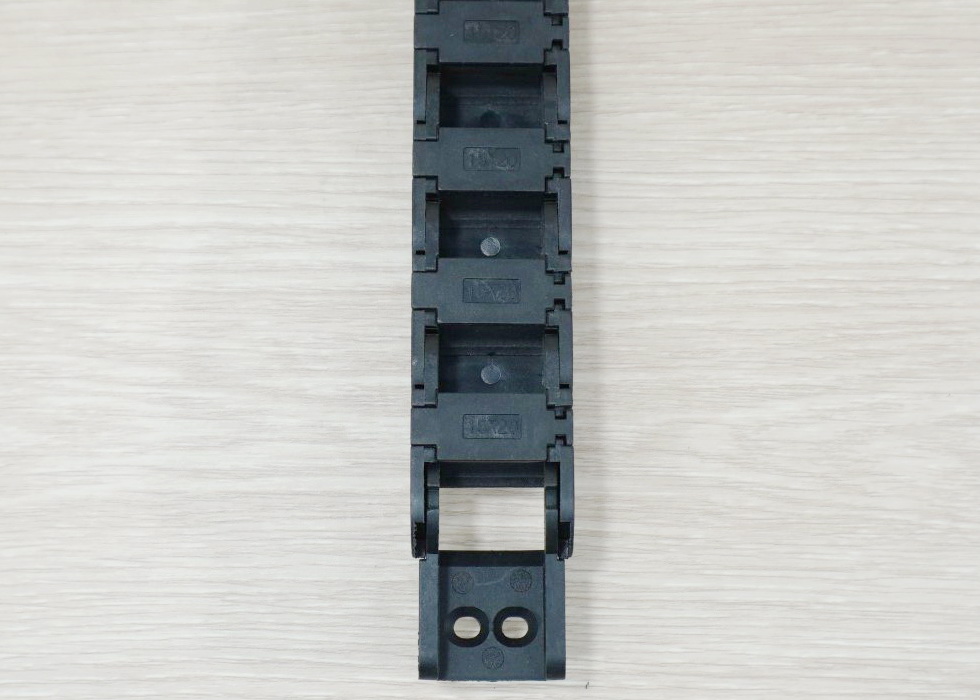 15 x 20 mm Cable Drag Chain R28mm ยาว 1M และ End Connectors 2รูยึด (Semi-Enclosed)