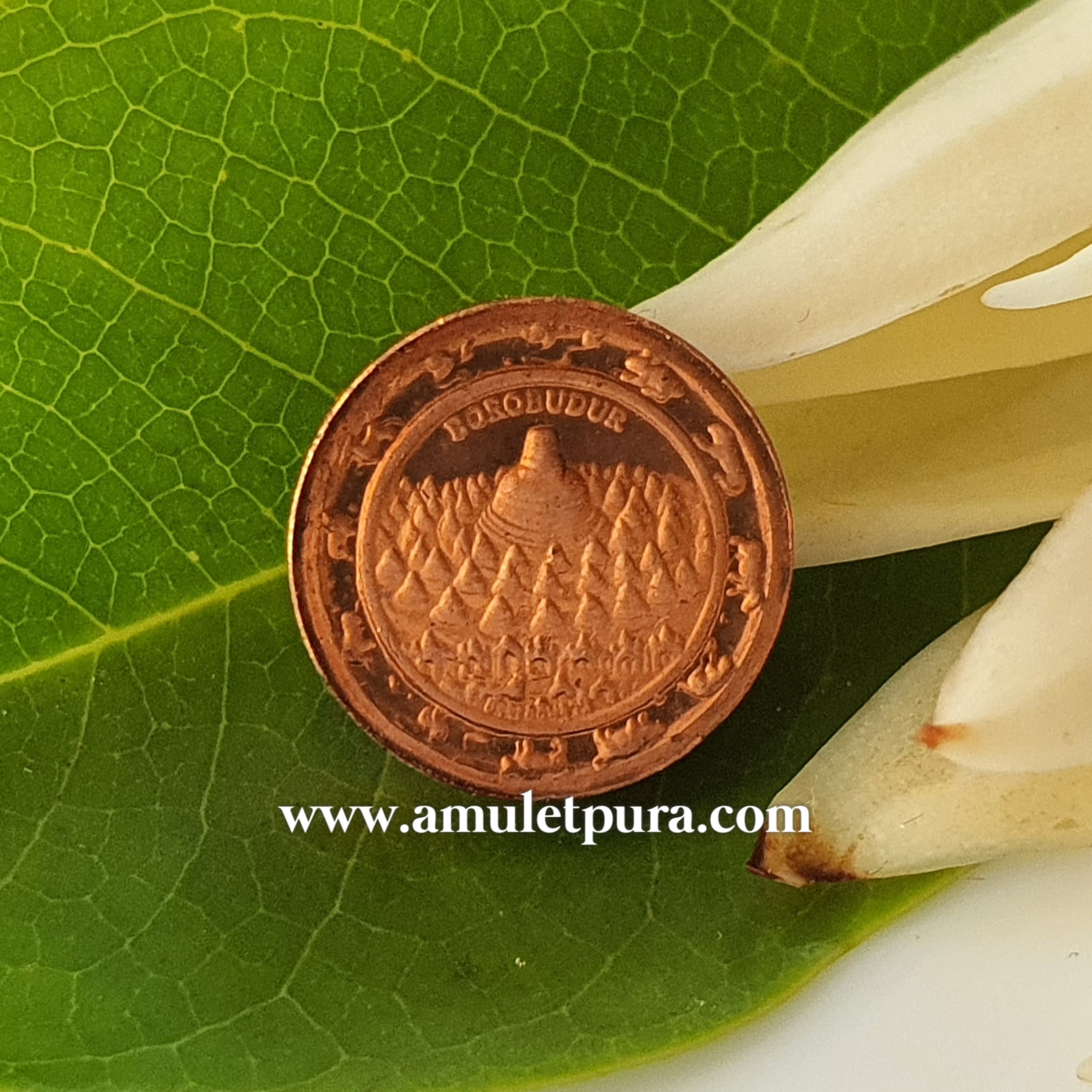 จตุคามรามเทพ รุ่นสัจจะอธิษฐาน บุโรพุทโธ หลังมหาเจดีย์บุโรพุทโธ(กระดุม ทองแดงรมดำ 1 ซม.)ปี50 อ.ลักษณ์ เรขานิเทศ