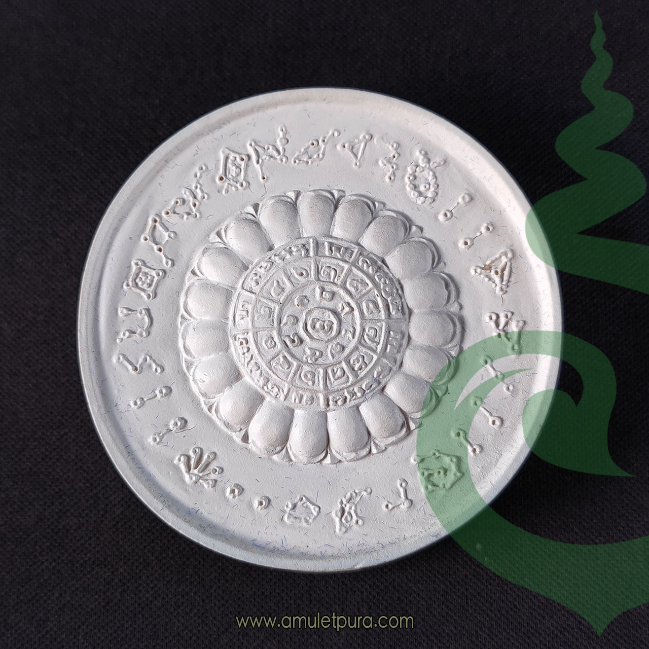 เทพเจ้าแห่งโชคลาภ (ไฉ่ซิ้งเอี้ย) หลังยันต์ 12 ราศี (ขาว เขียนทอง ขนาด 5.5 ซ.ม.) ปี51 พุทธสถานจีเต็กลิ้ม จ.นครนายก