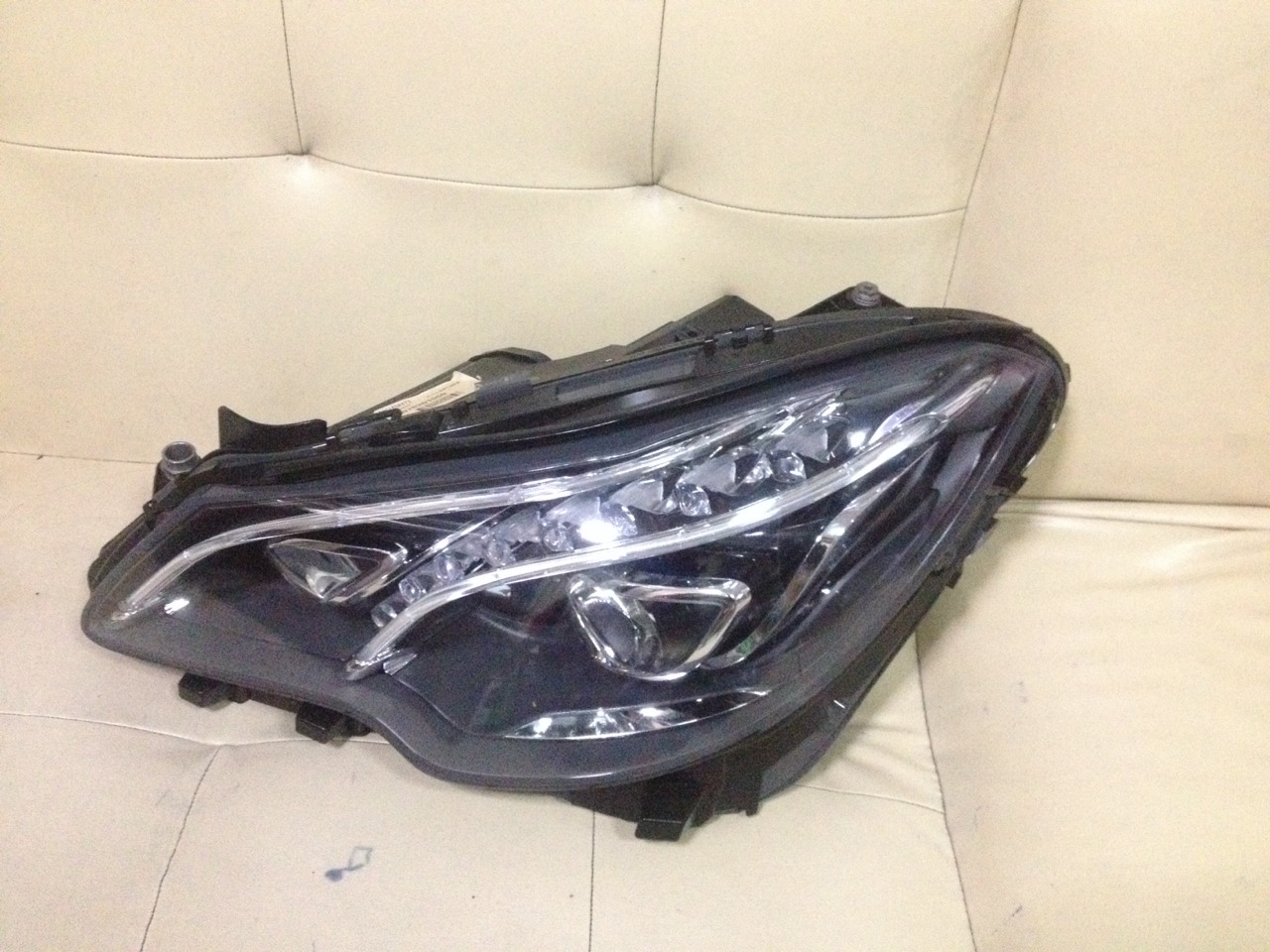 เสื้อไฟหน้า BENZ W207 เฟรซลิป L