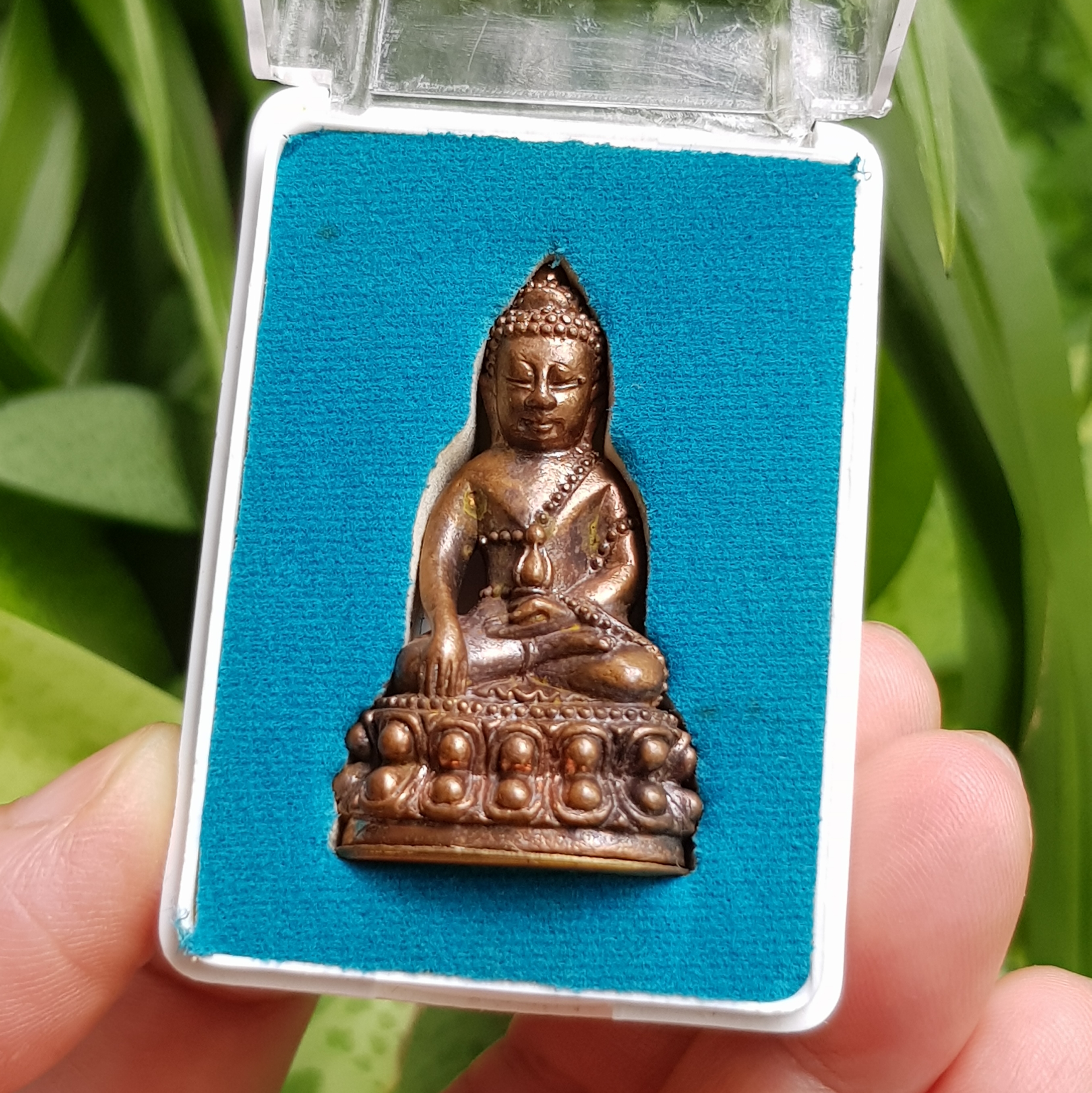 พระกริ่งใหญ่ (ทองแดงก้นถ้วยชนวน ใต้ฐานอุดกริ่งด้วยหินปฐวีธาตุ หลวงปู่คำพันธ์) รุ่นเจริญพร-ยอดฉัตร ปี55 หลวงปู่เกลี้ยง วัดโนนแกด จ.ศรีสะเกษ (มีโค้ด หมายเลข1843)